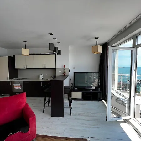 Modern Beachfront With Pool Appartement